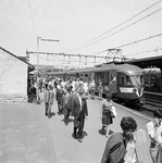 824742 Afbeelding van de zomerdrukte met reizigers op het perron van het N.S.-station Valkenburg, met langs het perron ...